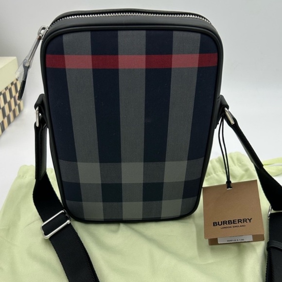 Burberry Paddy check messenger bag w adjustable strap - Picture 1 of 9